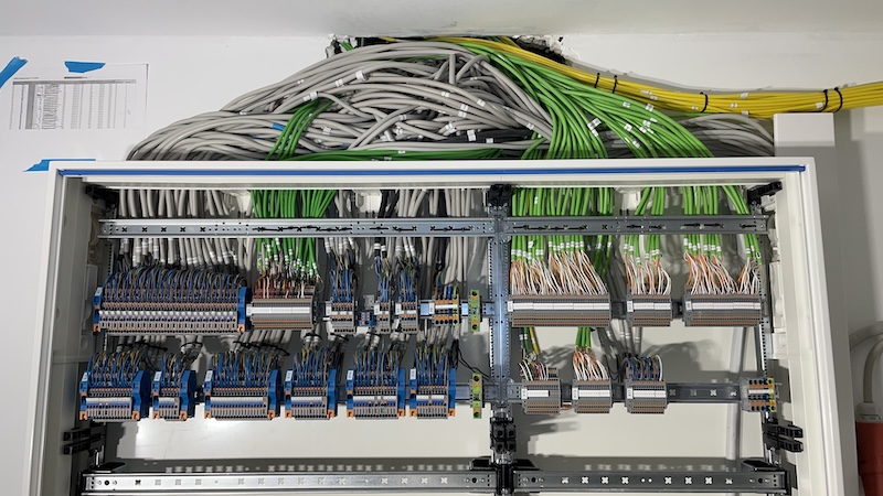 Schaltschrank und technische Komponenten für die Erweiterung einer Gebäudeautomation