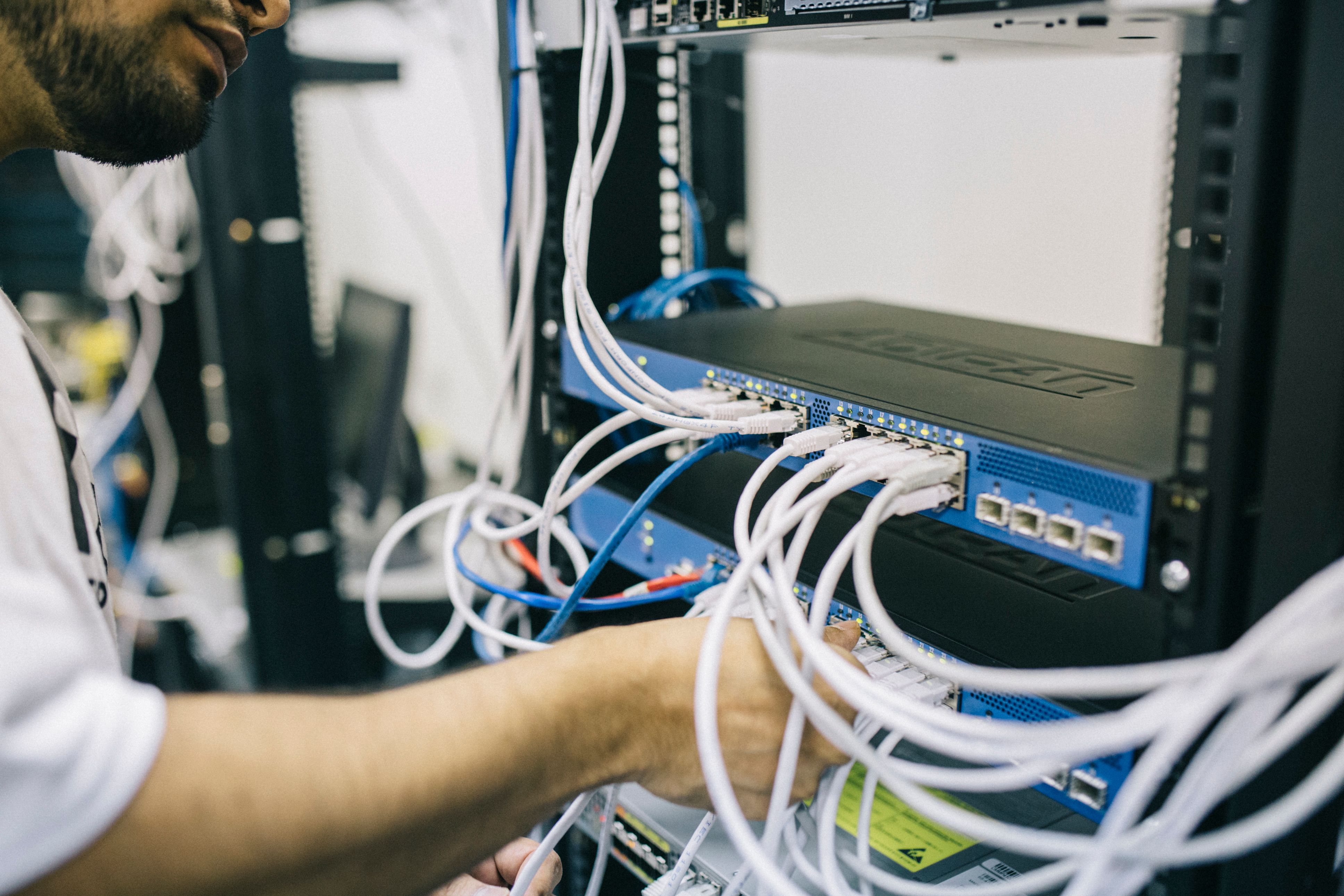 IT-Techniker bei der Arbeit an Netzwerk- und Infrastrukturkomponenten