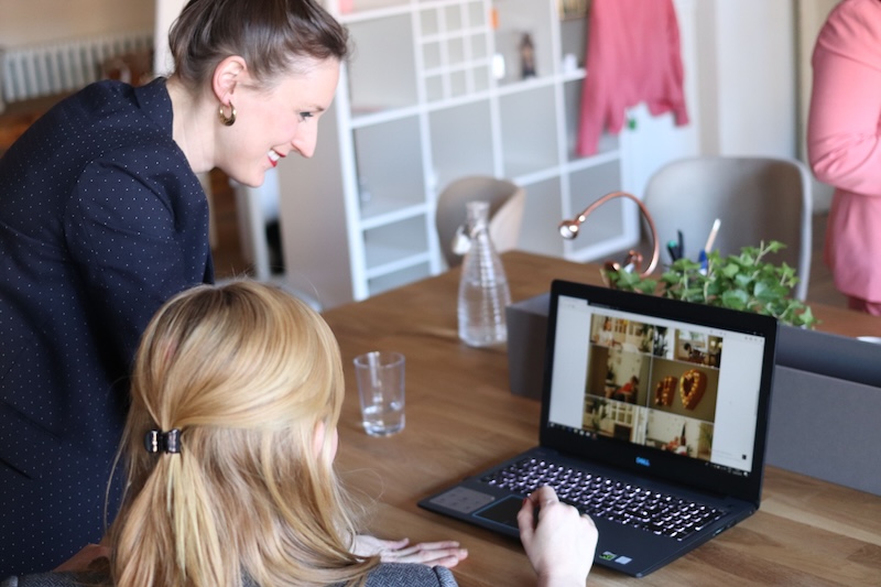 Team bei der digitalen Zusammenarbeit im modernen Arbeitsplatz